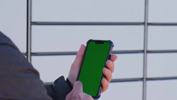 Неузнаваемая женщина держит мобильный телефон с хроматическим ключом, используя приложение рядом с шкафчиком для покупок. Бесконтактный безопасный способ доставки. Новые технологии отлично подходят для интернет-магазинов — стоковое видео
