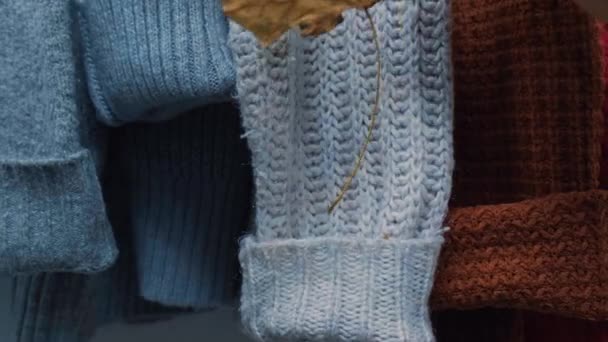 Autumn concept. Female hand put maple leaf in heart shape on cozy warm sweater. Knitted woolen and mohair sweaters. Hygge style — Stockvideo