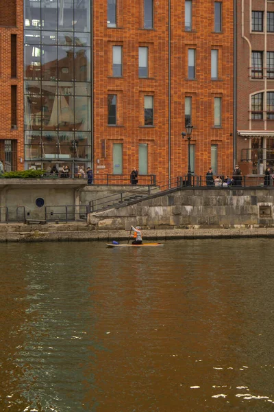 2022年3月波兰格但斯克（Gdansk Poland），一群冲浪运动员站起来划桨板，在波兰格但斯克古城的莫特拉瓦河和运河里，妇女们站在一起划桨。旅游景点户外活动 — 图库照片