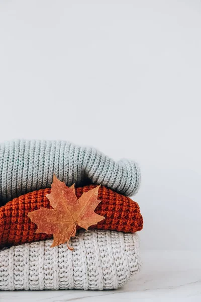 Stack Cozy Knitted Warm Sweater Autumn Fall Maple Leaf Sweaters — Stock Photo, Image