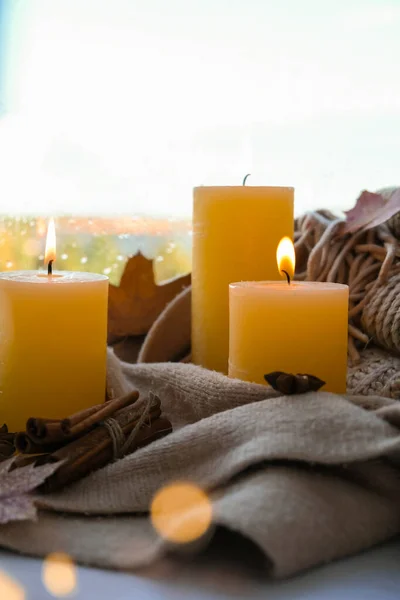 크리스마스 향신료 촛불등 노란색 조명을 스웨터에 Hygge 대기권의 집에서의 연휴를 — 스톡 사진