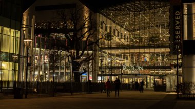 Gdansk Polonya - Nisan 2022. Geceleri galeri alışveriş merkezi forumu. Modern alışveriş ve eğlence merkezi. Gdansk 'ın şehir merkezinde mimarlık