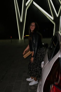 Takılıyoruz. Geceleri otoparkta pizza yiyen sıradan bir kadın. Yaşam tarzı milenyum jenerasyonu z jenerasyonu