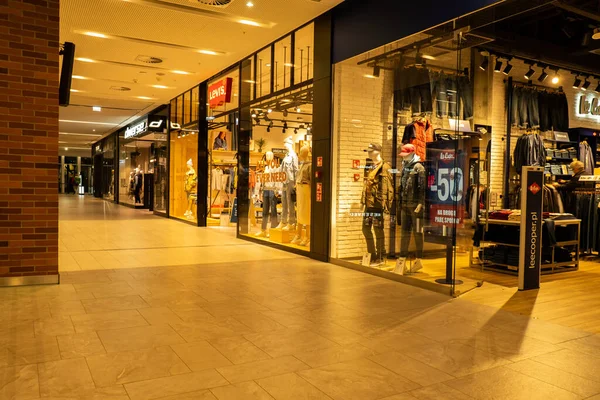 Gdansk Polonya - Nisan 2022. Forum galerisi alışveriş merkezi gece binanın içini gösteriyor. Modern alışveriş ve eğlence merkezi. Gdansk 'ın şehir merkezinde mimarlık