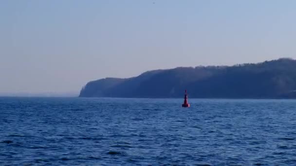 蓝色海岸线上的灯塔。在波罗的海阳光灿烂的日子里波浪.格但斯克波兰 — 图库视频影像