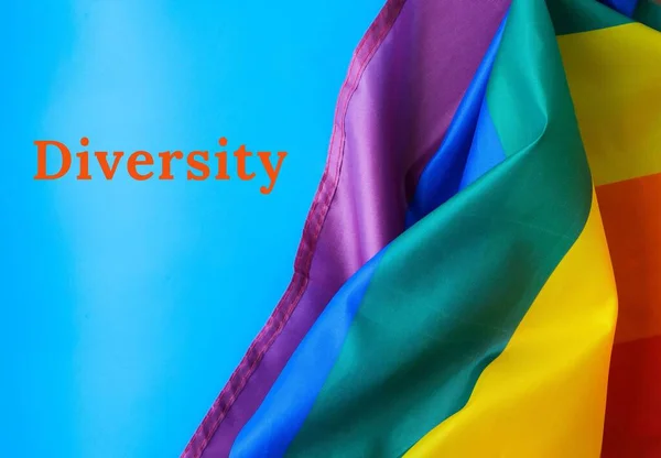 Tęczowa flaga z wiadomością SMS DIVERSITY. Tęczowa flaga Igbtq wykonana z jedwabiu. Symbol miesiąca dumy LGBTQ. Równe prawa — Zdjęcie stockowe