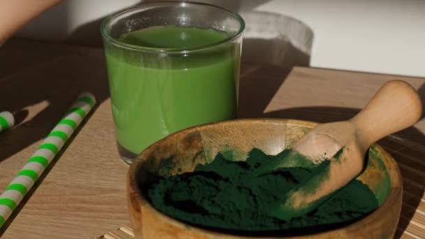 蓝绿色的海藻、小球藻和螺旋藻粉可以添加到饮料中。超级粉末。海藻的天然补充剂。排毒超级食物喝鸡尾酒。蛋白质和 β-胡萝卜素的食物补充剂来源 — 图库视频影像