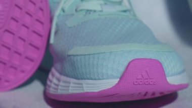 Kiev Ukrayna - Ekim 2021 Yeni moda modern Mavi ve Pembe Adidas Koşu botları. Ürün çekimleri. Kadınlar için Adidas hızlı koşu ayakkabıları - illüstrasyon editörü