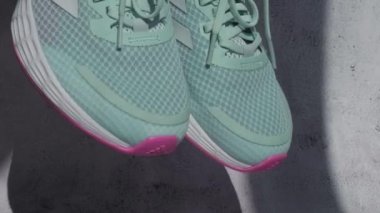 Kiev Ukrayna - Ekim 2021 Mavi Adidas Koşu Botları. Çok uluslu şirket. Ürün çekimleri. Kadınlar için Adidas hızlı koşu ayakkabıları - illüstrasyon editörü