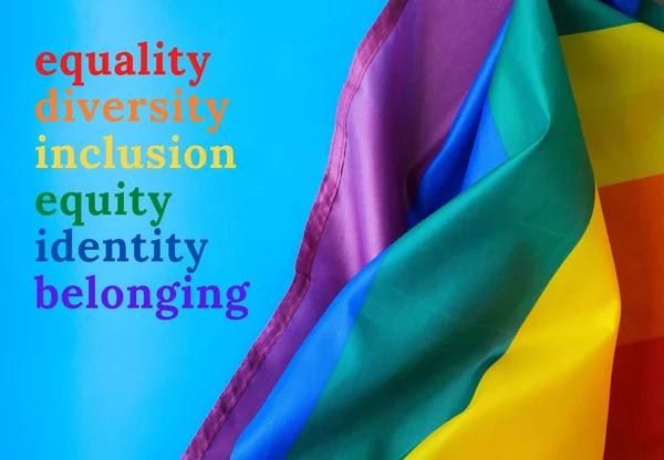 Tęczowa flaga z tekstem DOSTAWA JAKOŚCI WŁĄCZNOŚCI WŁAŚCIWOŚCI Identyfikacja BELONGING wiadomość. Tęczowa flaga Igbtq wykonana z jedwabiu. Symbol miesiąca dumy LGBTQ. Równe prawa — Zdjęcie stockowe