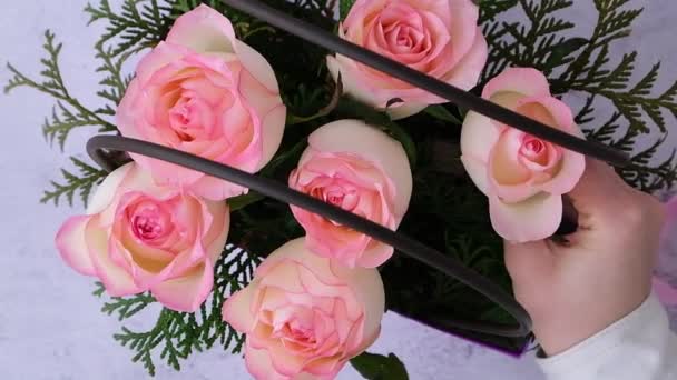 Vrouw bloemist het maken van bloemen boeket Bloemen arrangement in doos gemaakt door bloemist huwelijksgeschenk. Rozen boeket. Bloemist werkplek. Aanzoek of huwelijksgeschenk idee. — Stockvideo