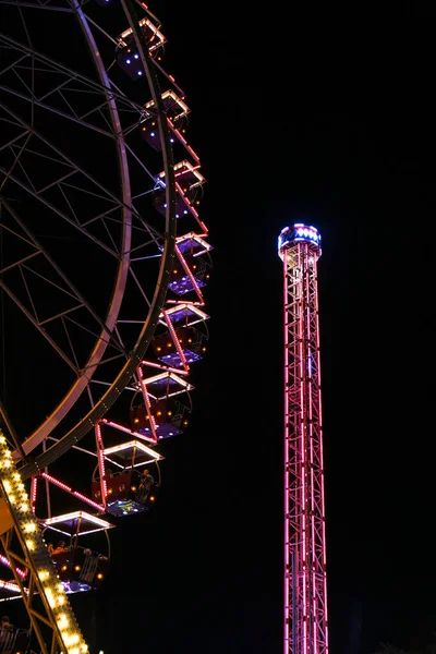 Ferris Wheel Lights Νύχτα Νέον Χρωματιστά Φώτα Αναβοσβήνουν Στον Τροχό — Φωτογραφία Αρχείου