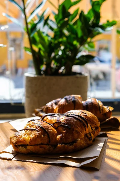 Frische Und Schmackhafte Croissants Mit Schokoladenbutter Und Banane Auf Zerknülltem — Stockfoto