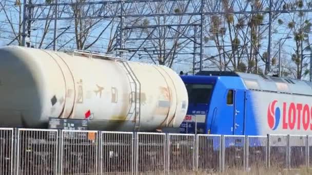 Gdaňsk Polsko Květen 2022 Železniční přeprava ropných tanků. GATX Lotos Nákladní železniční ropné tankery Nádrže na přepravu ropy, zemního plynu a zemního plynu s naftovým palivem s nádrží na ropu a benzínovými vagóny — Stock video