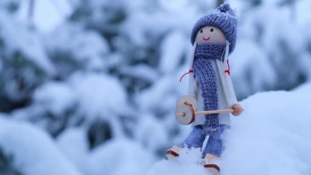 Anjo gnomo em cachecol e chapéu de malha esqui no ramo de abeto nevado Elf brinquedo em esquis em paisagem nevada Neve queda tempo Ano Novo e Feliz Natal fundo. anúncio resort de inverno esqui — Vídeo de Stock