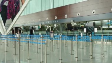 Gdansk Polonya - Mayıs 2022 Gdansk Havaalanı 'nda uçak bekleyen yolcular. İnsanlar sırt çantası ve bavullarıyla uçak yolcularına doğru yürüyorlar. Uluslararası havaalanında turistler