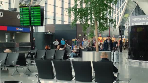 Gdaňsk Polsko - květen 2022 Cestující na letišti v Gdaňsku čekají na letadlo. Lidé chodící k letadlům Cestovatelé s batohem a kufry. Turisté na mezinárodním letišti — Stock video