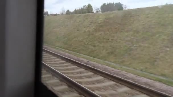 Προβολή στις σιδηροδρομικές γραμμές από το παράθυρο του γρήγορου τρένου. 4K Εσωτερική άποψη σε τρένα άδειο παράθυρο του καθίσματος παράθυρο κινούνται μέσα από την ύπαιθρο Παράθυρο άποψη κατά τη διάρκεια της μετακίνησης και τα ταξίδια με τρένο — Αρχείο Βίντεο