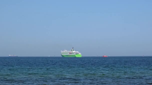 クルーズ客船は港から外海を出発します。クルーズ船は海を航海します。ポーランドのグディニア・グダニスク港での巡航ライン船。船が港に向かう際の公海上のフェリー — ストック動画