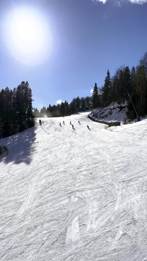 Esquiador Esquí Cuesta Abajo Las Montañas Estación Invierno Vista Aérea — Vídeo de stock