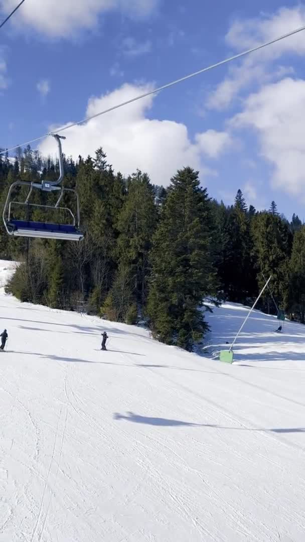 Pov Empty Ski Lift Floresta Inverno Montanha Nevada Com Elevador — Vídeo de Stock
