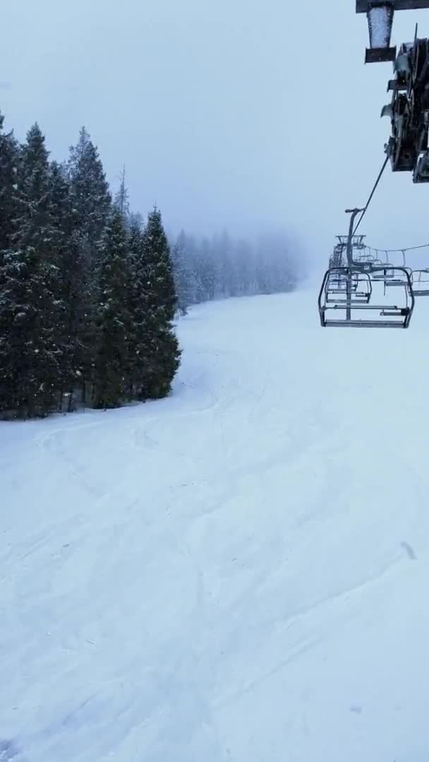Pov Pusty Wyciąg Narciarski Snowy Górski Las Zimowy Wyciągiem Krzesełkowym — Wideo stockowe