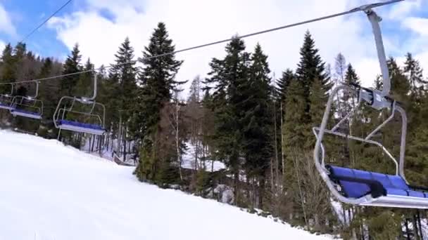 Pov Lege Skilift Besneeuwd Bergwinterbos Met Stoeltjeslift Het Skigebied Winter — Stockvideo