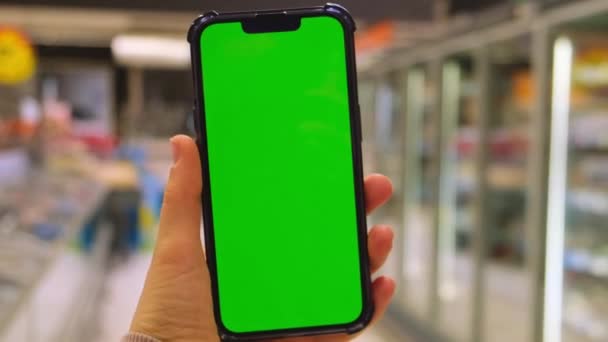 Telefon Komórkowy Chroma Klucz Zbliżenie Kobieta Ręka Trzyma Smartfon Zielonym — Wideo stockowe