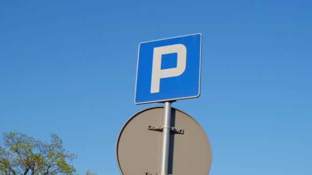 Parkovací Značka Ukazuje Volná Místa Dopravní Značka Čistým Nebem Světelným — Stock video