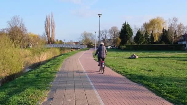 Uma Velhota Irreconhecível Anda Bicicleta Parque Desporto Recreação Bicicleta Pessoas — Vídeo de Stock