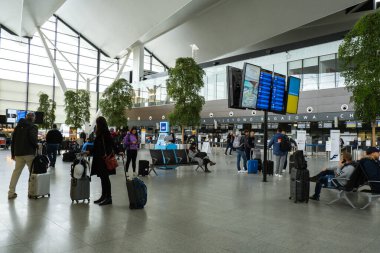 Gdansk Polonya - Mayıs 2022 Gdansk Havaalanı 'nda uçak bekleyen yolcular. İnsanlar sırt çantası ve bavullarıyla uçak yolcularına doğru yürüyorlar. Uluslararası havaalanında turistler. Seyahat kavramı