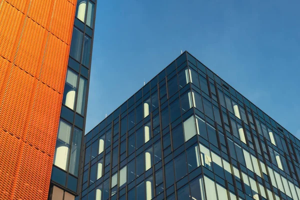 Moderno Edificio Oficinas Exterior Con Fachada Vidrio Sobre Fondo Cielo —  Fotos de Stock