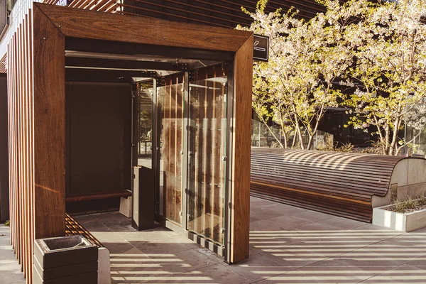 Açık havada, İş Merkezi 'nde sigara tabelasıyla işaretlenmiş Modern Sigara Odası. Özel teçhizatlı sigara içme alanı dışında sigara içmek yasaktır.. 