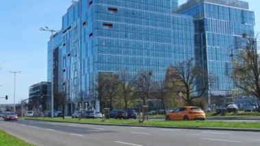 Gdansk Polonya - Mayıs 2022 Gdansk 'ta toplu taşıma sahnesi. Oliva İş Bölgesi Ulaşım Şehri trafiği. Tramvay otobüsleri şehir trafiği sıkışıklığı. Şehir hayatı