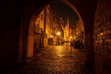 St. Mary Bazilikası ile Gdansk şehri ve geceleri belediye binası, Polonya. Mariacka caddesinin güzel mimarisi. Eski kasaba merkezindeki St. Marys Kilisesi. Gdansk 'taki ünlü Avrupa caddesi. Ziyaret et