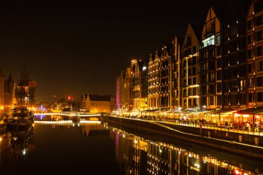 Geceleri Gdansk 'ta eski bir kasaba. Alacakaranlıktaki Moltawa Nehri Kenti 'ndeki Granary Adası yansıması. Alacakaranlıkta antik vinç. Gdansk Polonya 'yı ziyaret edin. Turist eğlencesi