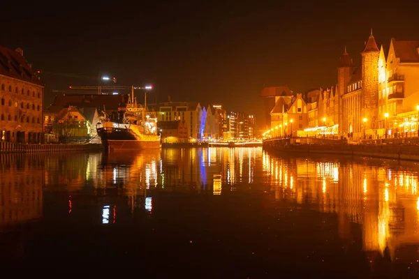 밤이면 그단스크의 마을이지 몰타와 경관에 나타나 그랑프리 기중기였지 Gdansk 폴란드 — 스톡 사진