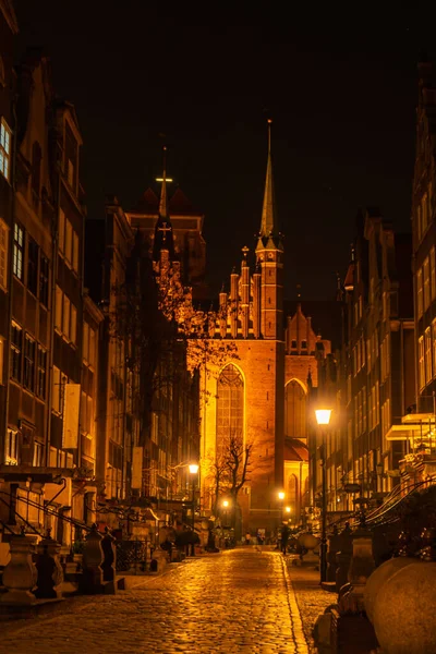 格但斯克的城市景观与圣玛丽大教堂和市政厅在晚上 Mariacka街的漂亮建筑 旧城区中心的圣玛丽教堂 格但斯克著名的欧洲街道访问 — 图库照片