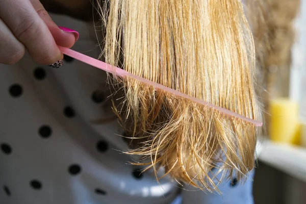 Fırçaladıktan Sonra Saç Dökülmesi Geçiren Endişeli Bir Kadın Bir Tutam — Stok fotoğraf