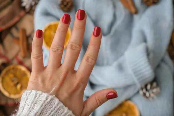 Kobieta Manicure Ręce Stylowe Czerwone Paznokcie Przestrzeń Kopiowania Niebieski Sweter — Zdjęcie stockowe