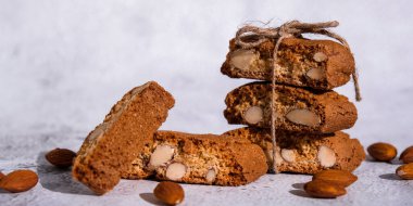 Biscotti Cantuccini Bisküvileri ve bademli kurabiyeler. Sağlıklı beslenme. Ev yapımı taze İtalyan kurabiyeleri cantuccini rafları ve organik badem tohumları. Vejetaryen diyet vejetaryen. Beslenme