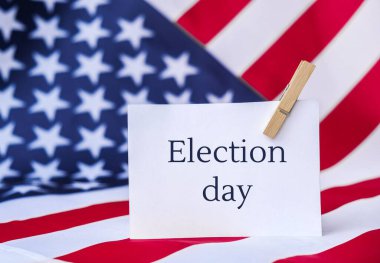 Amerika Birleşik Devletleri 'nin Ulusal Bayrağı. Kağıt not mesajlı Amerikan Bayrağı. Seçim günü, oy verin, oyunuz önemli, oyunuz sestir. Sorumluluk al. Hükümet oylaması