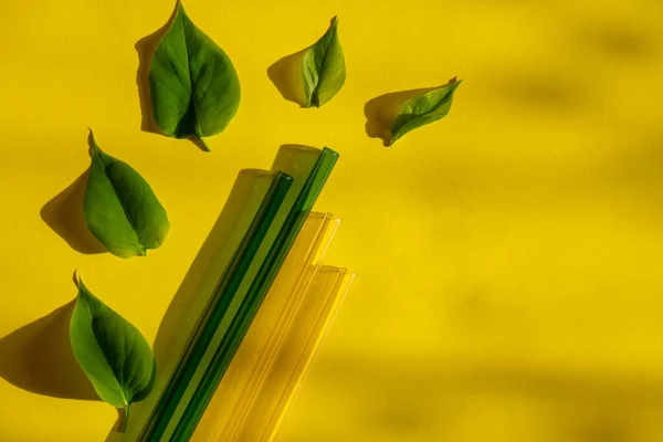 Herbruikbare Glazen Rietjes Kleurrijke Ondergrond Met Groene Bladeren Milieuvriendelijk Drinkstro — Stockfoto