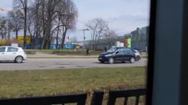 Gdansk Polonya - Mayıs 2022 Gdansk 'ta toplu taşıma sahnesi. Tramvay tramvay durağına varır. Ulaşım şehri trafiği. Gdansk Polonya 'daki tramvayın içi. Tramvay penceresinden görüntüleme, tarafından modernleştirilmiş