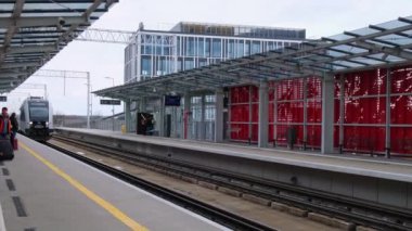 Gdansk Polonya - Mayıs 2022 Pomeranya Metropolitan Demiryolu, Gdansk 'ta PKM olarak kısaltılır. Gdansk şehrini havaalanı istasyonuna bağlayan toplu taşıma aracı. Gdansk Havaalanı tren istasyonundaki yolcular