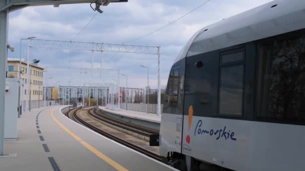 波兰格但斯克 2022年5月波美拉尼亚都市铁路 Pomeranian Metropolitan Railway 在格但斯克被缩写为Pkm 连接格但斯克市和机场车站的公共交通 格但斯克机场火车站的乘客 — 图库视频影像