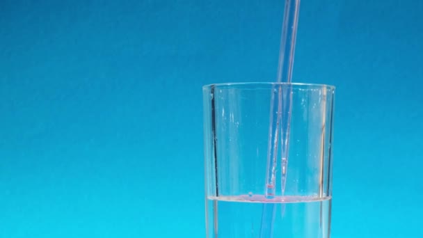 Vrouwelijke Hand Nemen Herbruikbare Glazen Rietjes Glas Met Water Blauwe — Stockvideo