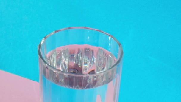 Mehrweg Glas Strohhalme Glas Mit Wasser Auf Blauem Hintergrund Eco — Stockvideo