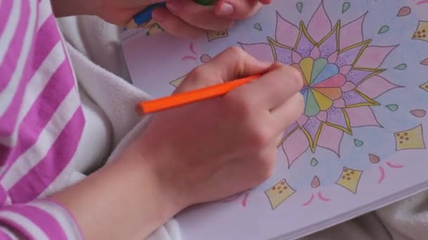 Kvinna Färg Antistress Sida Kvinna Handmålning Mandala Kvinnlig Målning Mandalas — Stockvideo