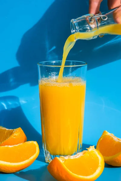 오렌지 주스를 즙에서 유리잔에 배경에 과일을 넣는다 여름에는 열매는 반으로 — 스톡 사진